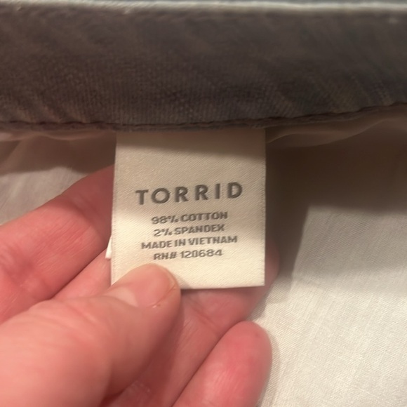 Torrid women’s light blue distressed jean shorts plus size 22. - Picture 3 of 9